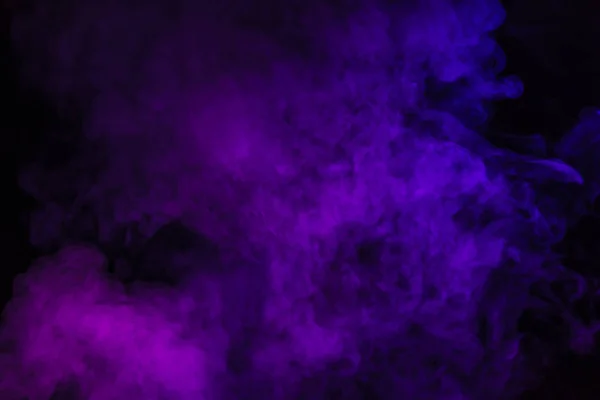 Fond noir créatif avec fumée violette — Photo de stock