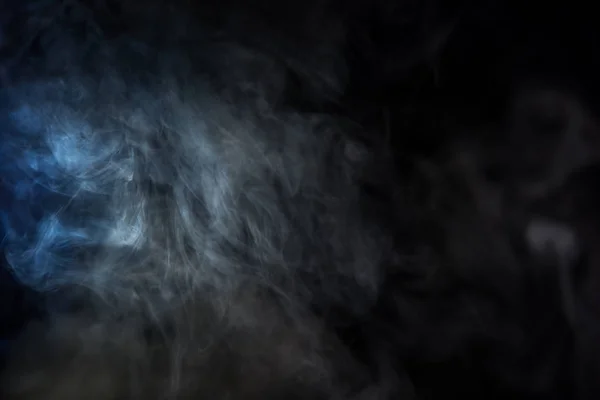 Fumaça de tabaco cinza com luz azul no fundo preto — Fotografia de Stock