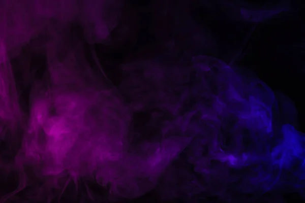 Abstrato fundo preto com fumaça violeta e roxa — Fotografia de Stock