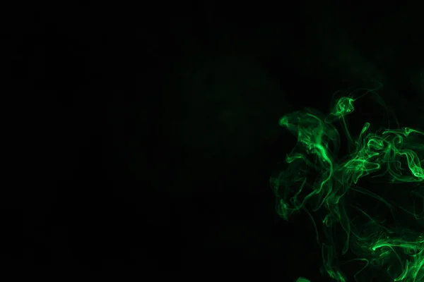 Fumée verte sur fond noir avec espace de copie — Photo de stock