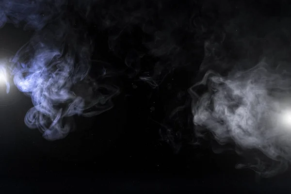 Redemoinhos fumegantes cinzentos e luzes no fundo preto com espaço de cópia — Fotografia de Stock