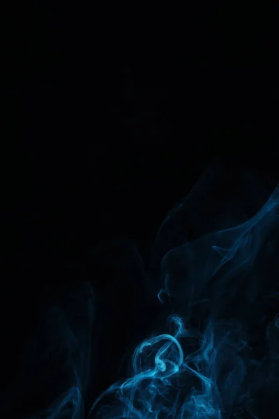 Azul redemoinho de fumaça no fundo preto com espaço de cópia — Fotografia de Stock