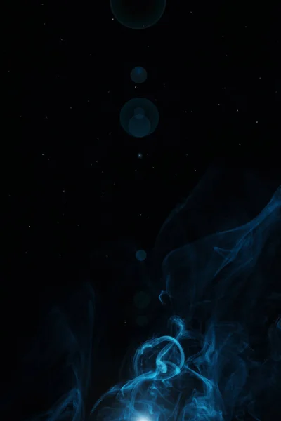 Fumo turbinio blu con luce su sfondo nero con spazio copia — Foto stock