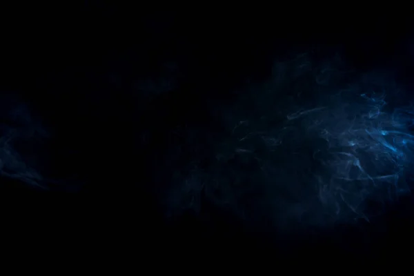 Fumée abstraite bleue sur fond noir avec espace de copie — Photo de stock