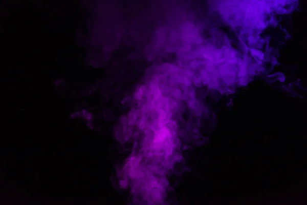 Abstrakte mystische schwarze Hintergrund mit violettem Rauch — Stockfoto