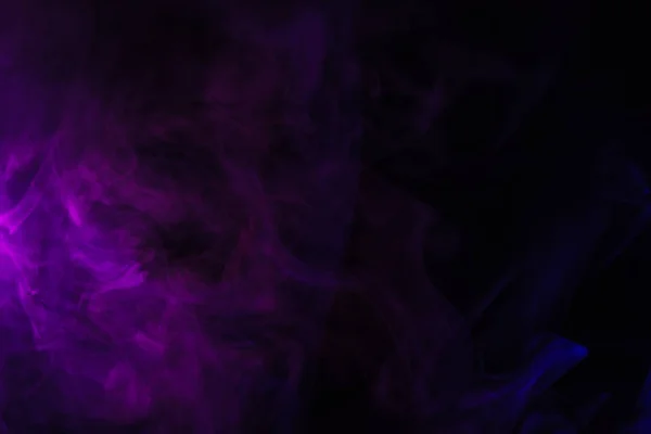Abstrait fond noir avec fumée violette, plan studio — Photo de stock