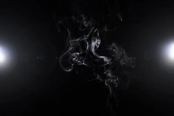 Weißer Rauch und zwei leuchtende Lichter auf abstraktem schwarzem Hintergrund — Stockfoto