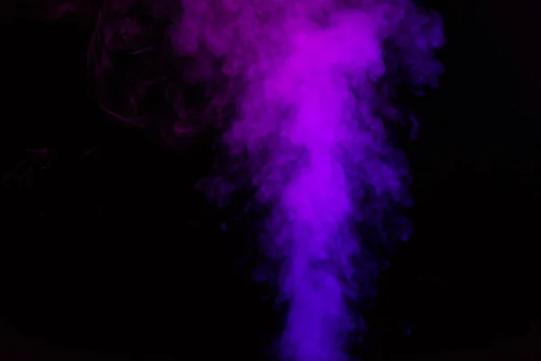 Fond noir mystique avec fumée violette — Photo de stock