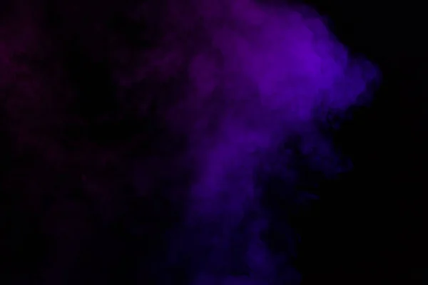 Fondo negro con humo púrpura espiritual - foto de stock