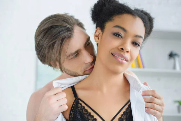 Retrato de jovem casal sexy multiétnico em casa — Fotografia de Stock