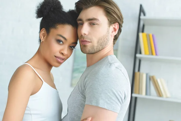 Porträt eines jungen multiethnischen Paares, das sich zu Hause verliebt — Stockfoto