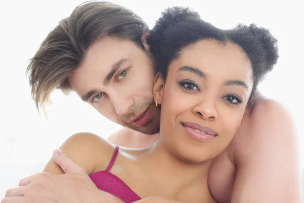 Portrait de couple multiethnique amoureux regardant la caméra à la maison — Photo de stock