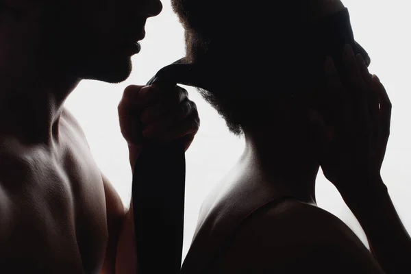 Vue partielle des silhouettes de couple sexy avec chiffon — Photo de stock