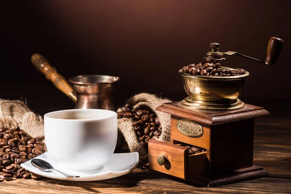 Kaffeetasse mit Vintage Cezve und Kaffeemühle auf rustikalem Holztisch — Stockfoto