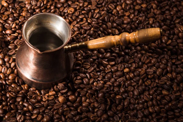 Blick auf Cezve mit Kaffeebohnen auf rustikalem Holztisch — Stockfoto