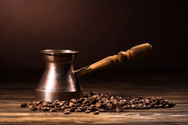 Nahaufnahme von Cezve mit Kaffeebohnen auf rustikalem Holztisch — Stockfoto