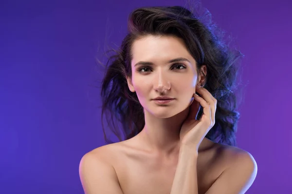 Retrato de bela menina nua morena, isolado em roxo — Fotografia de Stock