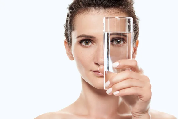 Menina nua segurando vidro de água pura, isolado em branco — Fotografia de Stock
