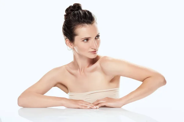 Atractiva mujer joven elegante en sujetador, aislado en blanco - foto de stock