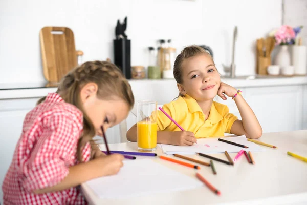 Messa a fuoco selettiva di simpatici bambini che disegnano immagini a tavola a casa — Foto stock