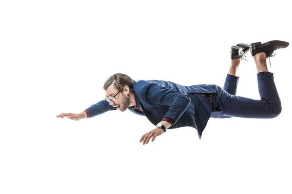 Hombre de negocios con traje y gafas volando y mirando hacia otro lado aislado en blanco - foto de stock