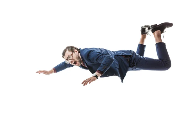 Empresário de terno e óculos gritando enquanto cai isolado no branco — Fotografia de Stock