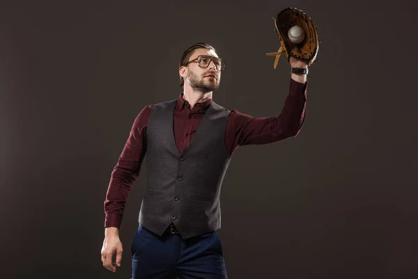 Konzentrierter Geschäftsmann mit Brille fängt Baseballball mit Handschuh — Stockfoto
