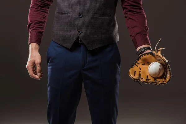 Обрізаний гарячий бізнесмен з бейсбольною рукавичкою тримає м'яч ізольовано на чорному — стокове фото