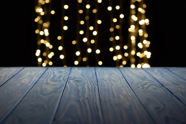 Superficie di legno vuota e belle luci dorate bokeh sfondo — Foto stock