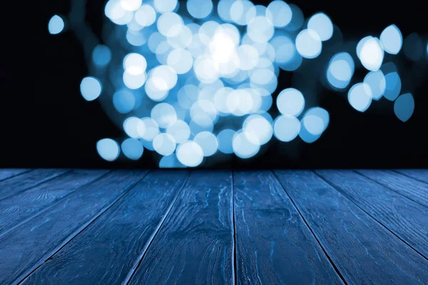 Superficie de madera vacía y hermoso fondo bokeh azul - foto de stock