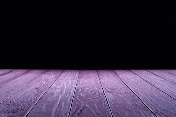 Superficie de tablones de madera púrpura vacía sobre fondo negro — Stock Photo