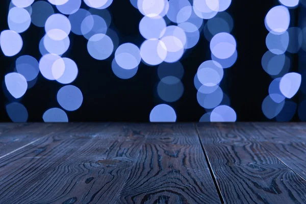 Superficie de madera vacía y hermoso fondo bokeh azul - foto de stock