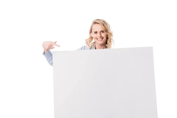 Sorrindo mulher atraente apontando no tabuleiro vazio isolado no branco — Fotografia de Stock