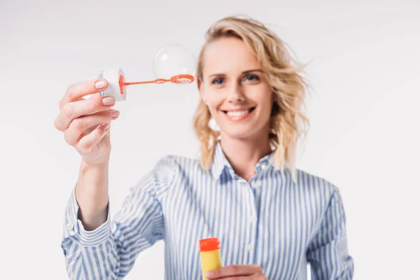 Atractiva mujer divirtiéndose con burbujas de jabón aislado en blanco - foto de stock