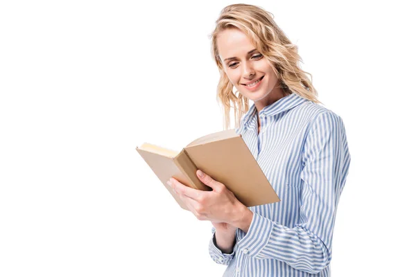 Sorrindo atraente mulher leitura livro isolado no branco — Fotografia de Stock