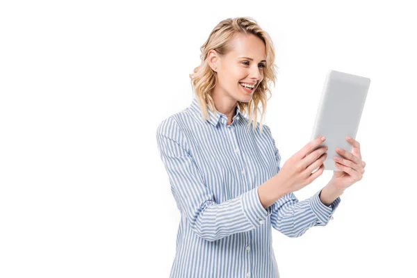 Усміхнена приваблива жінка дивиться на планшет ізольовано на білому — стокове фото
