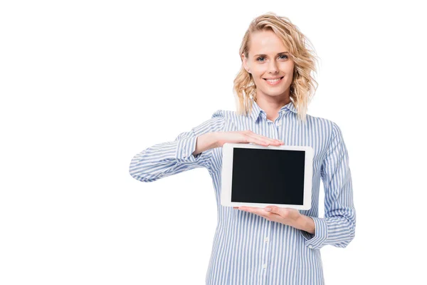 Усміхнена красива жінка показує планшет з порожнім екраном ізольовано на білому — стокове фото