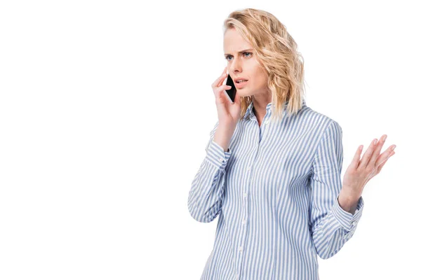 Сердитая женщина разговаривает по смартфону изолированы на белом — стоковое фото