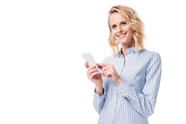 Усміхнена приваблива жінка тримає смартфон ізольовано на білому — стокове фото