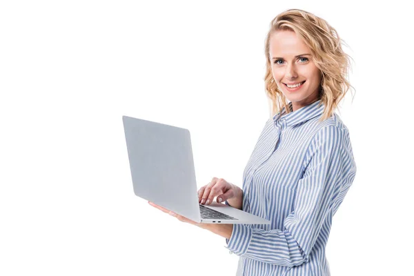 Atractiva mujer sosteniendo portátil aislado en blanco - foto de stock