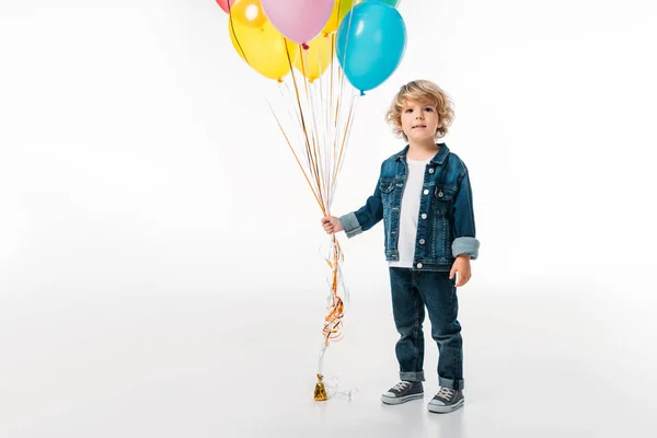 Entzückender Junge mit einem Bündel farbiger Luftballons, isoliert auf weißem Grund — Stockfoto