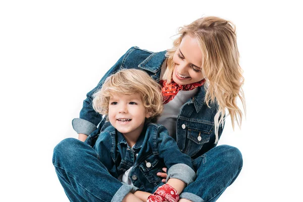 Mãe alegre e filho sentados juntos isolados no branco — Fotografia de Stock