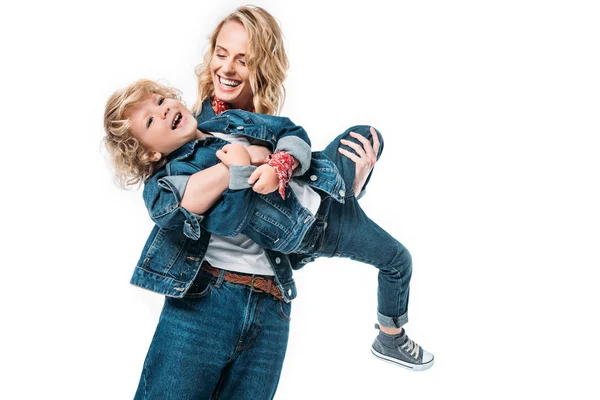 Mãe feliz segurando filho e eles se divertindo isolado no branco — Fotografia de Stock