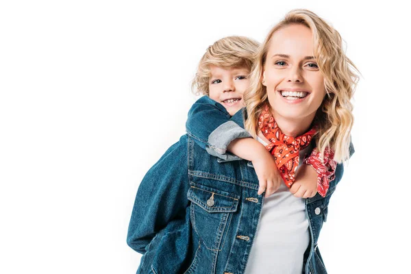 Lächelnde Mutter gibt Sohn Huckepack auf Weiß — Stockfoto
