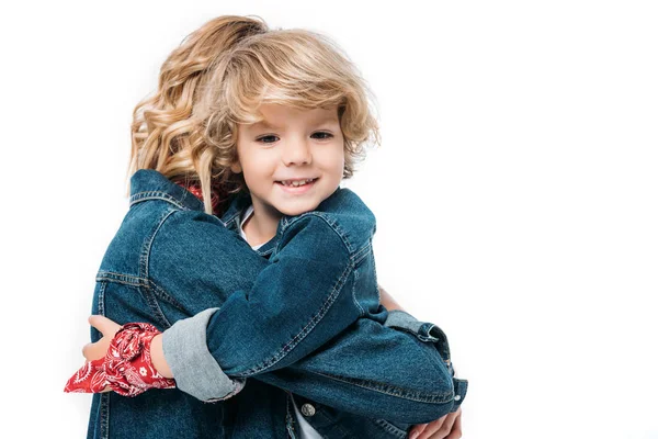 Mutter und Sohn umarmen sich isoliert auf weißem Grund — Stockfoto