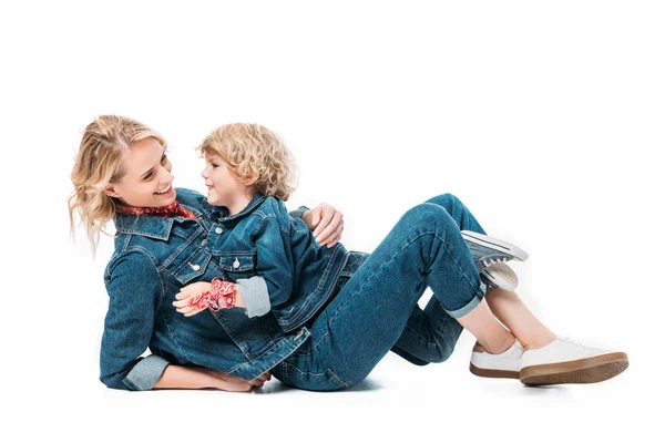 Feliz madre e hijo divirtiéndose y acostado en blanco — Stock Photo