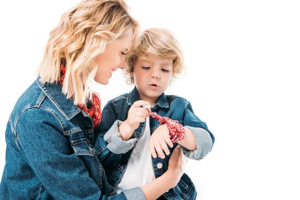 Adorável filho tocando cabeça na mão isolado no branco — Fotografia de Stock