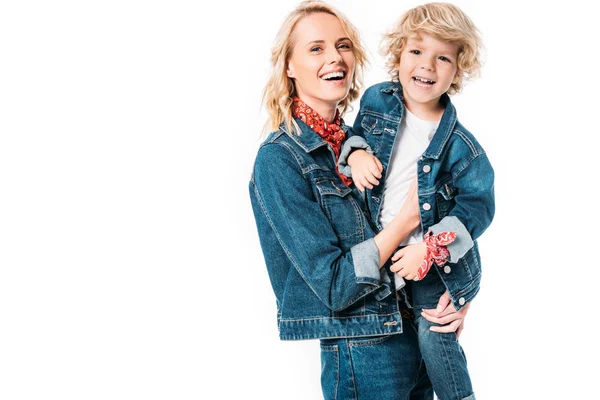 Mãe feliz segurando filho isolado no branco — Fotografia de Stock