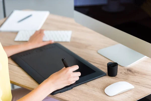 Imagem recortada de freelancer feminino que desenha em pastilha gráfica à mesa com computador — Fotografia de Stock