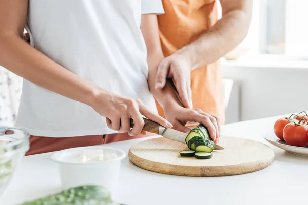 Cropped shot of husband and wife preparing salad together — Stock Photo